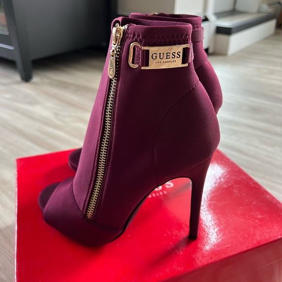 New in box Guess heels - Picture 2 of 3